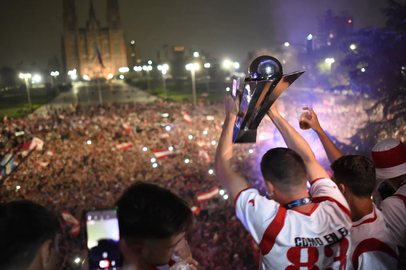 La municipalidad se tiñó de rojo y blanco y una multitud recibió a los campeones en Plaza Moreno