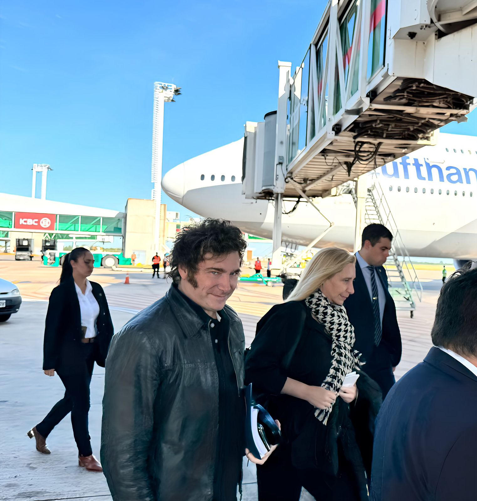 Milei viaja a Davos tras hacer escala en Frankfurt