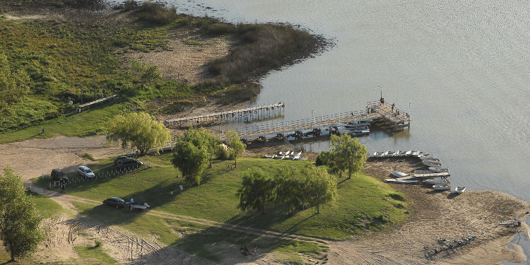 Se recomendó no consumir pescado ni ingerir agua de la laguna de Monte Hermoso por cianobacterias