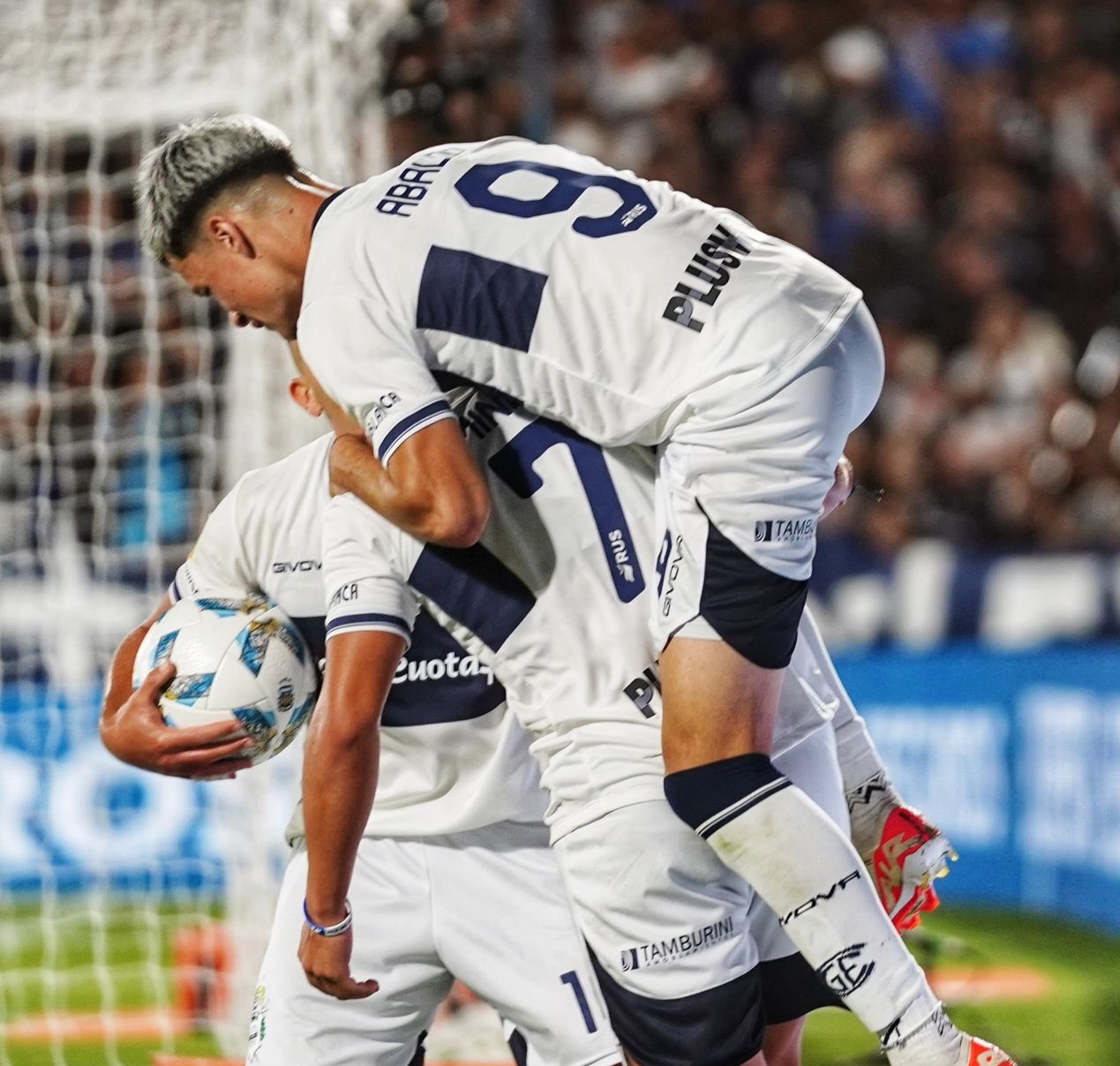 El Lobo lo dio vuelta y  le ganó 3-1 a Huracán