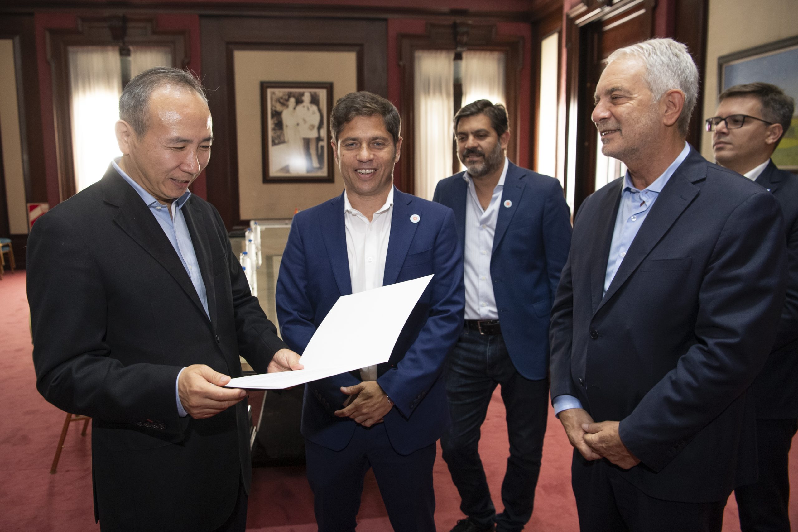 Alak y Kicillof se reunieron con el embajador de China y lo nombraron “Visitante Ilustre” de La Plata