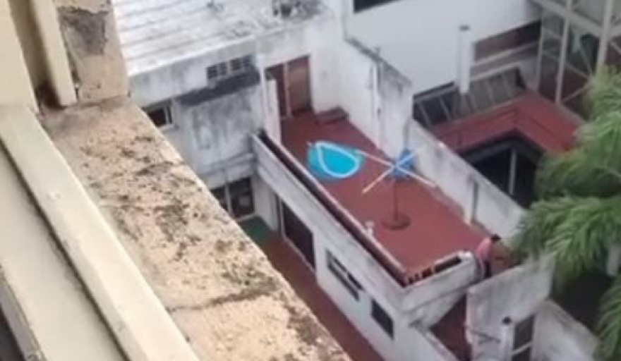Vecinos escracharon a un hombre por dispararle balinazos a los gatos