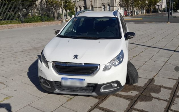 Un auto "fantasma" apareció sobre la vereda de la Catedral