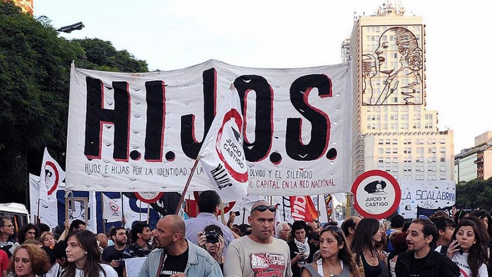 La agrupación HIJOS denunció que una militante de DDHH fue abusada y golpeada por motivos políticos