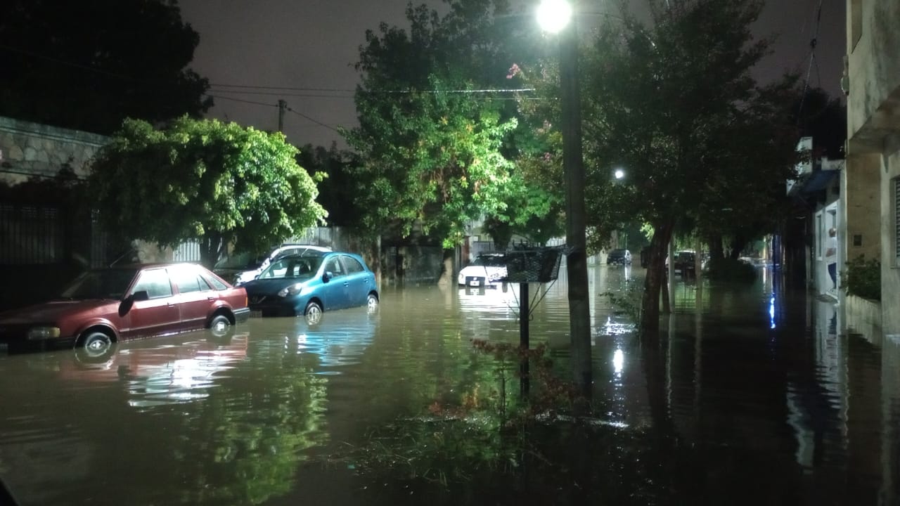 En pocos minutos la lluvia dejó calles inundadas y complicaciones en los barrios