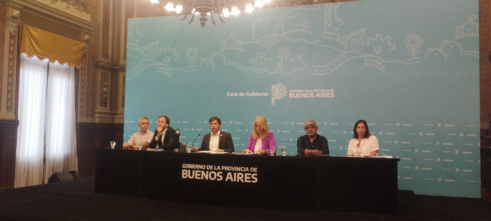 Provincia: Axel se sube al ring de Milei y anuncia un nuevo aumento para trabajadores estatales