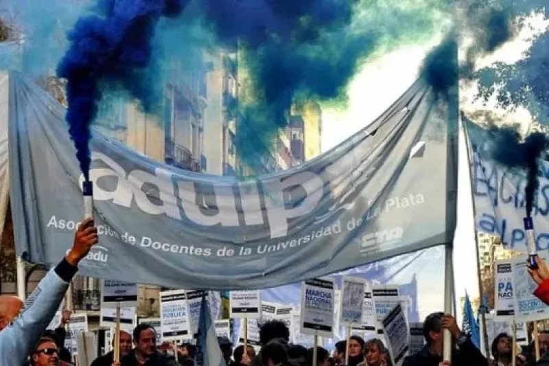 Arrancó el paro de docentes de la UNLP y hay movilización al Rectorado