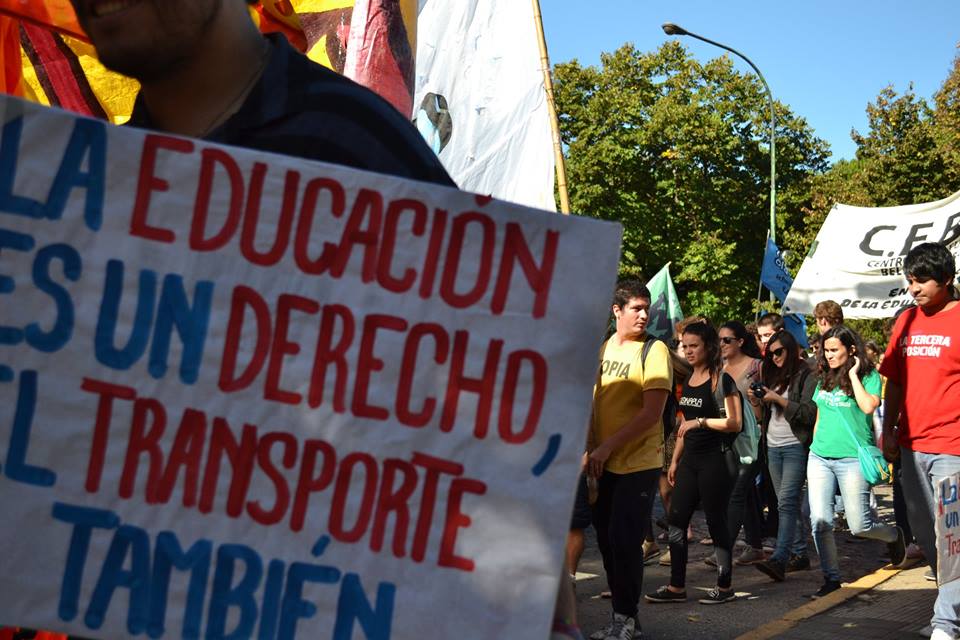 "Que el boleto no nos cueste la carrera": estudiantes de la UNLP marchan por la suba de tarifas