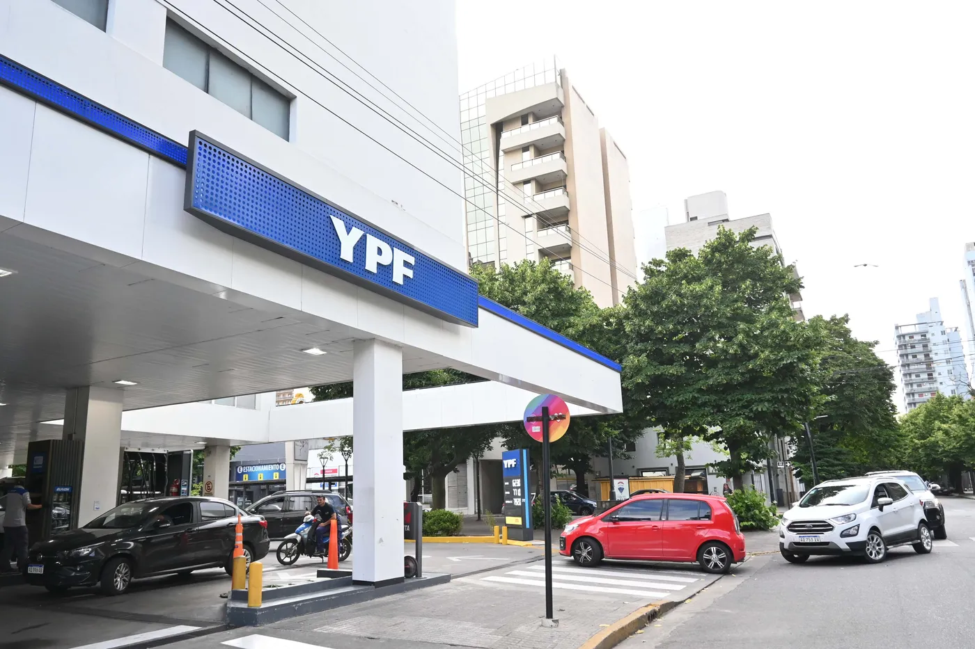 Comenzó a regir el aumento de combustible en todo el país
