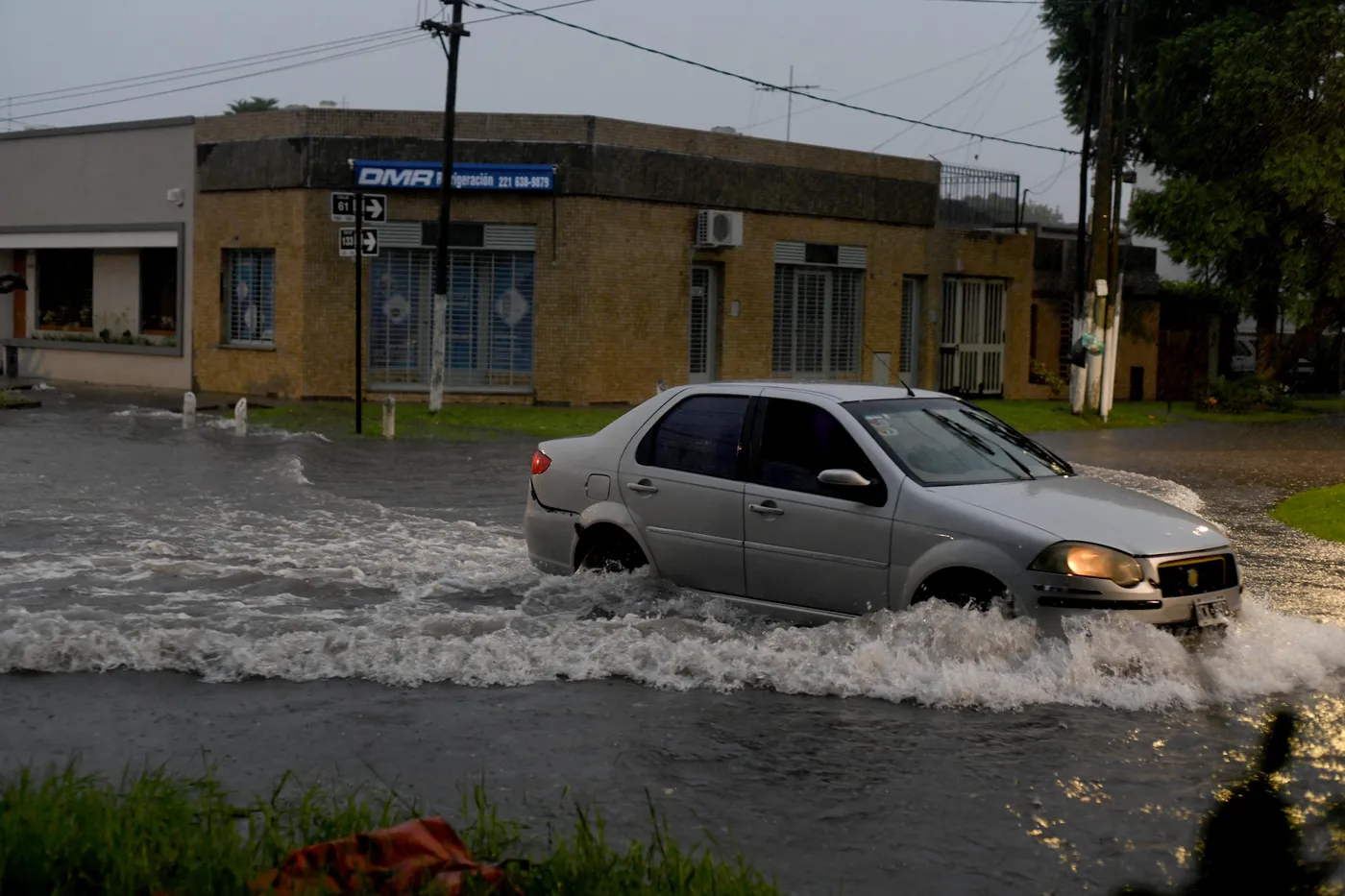 Cientos de calles inundadas en la ciudad por el gran temporal