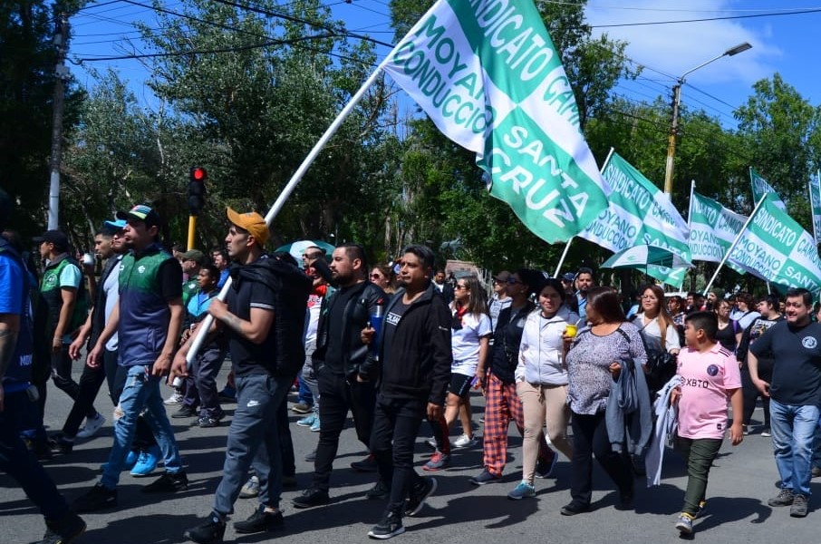 Camioneros en alerta por 2.000 despidos en YPF: amenazó con bloquear Vaca Muerta y destilerías en todo el país