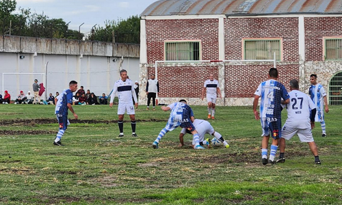 Con un amistoso ante el senior de Gimnasia se reinauguró el campo de deportes en la Unidad 9
