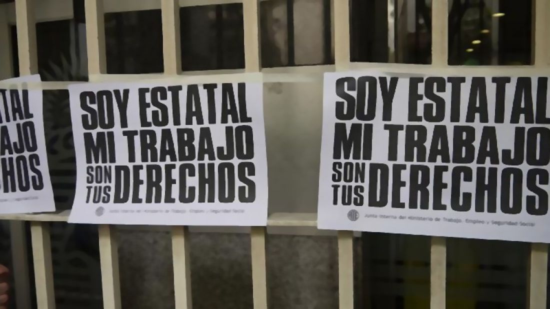 Megaoperativo policial en dependecias publicas contra trabajadores despedidos