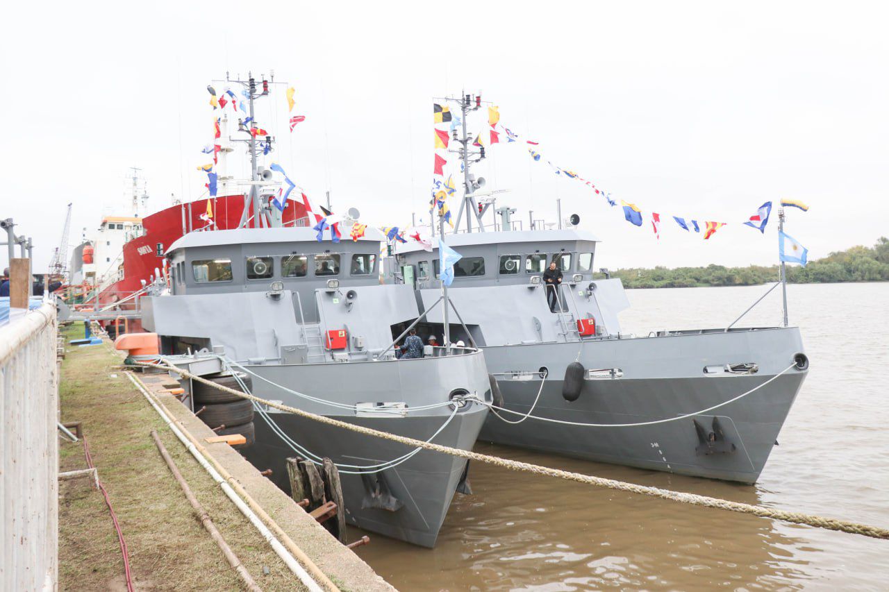 El Astillero le entregó dos embarcaciones y una compuerta a la armada