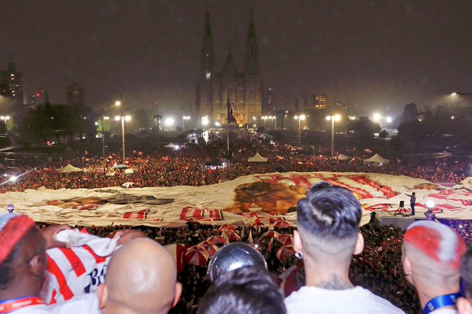 Locura total del Pincha en Plaza Moreno