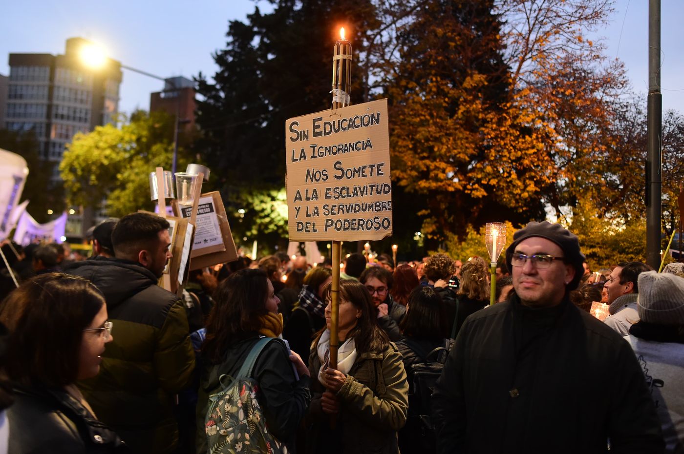 Masiva marcha de antorchas de la UNLP por la educación pública