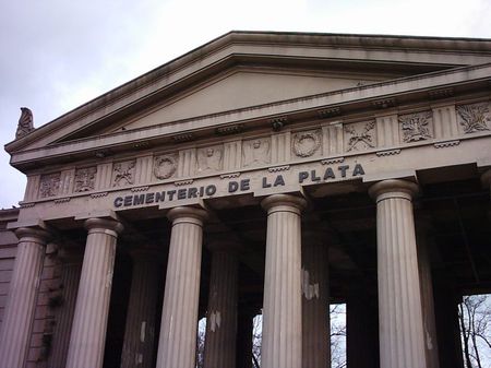 El Municipio comprará 430 ataúdes para el Cementerio de La Plata tras el anuncio del nuevo osario