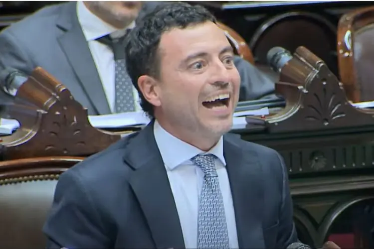 La insólita justificación de De Loredo para acompañar la Ley Ómnibus: "A veces me atraganto"