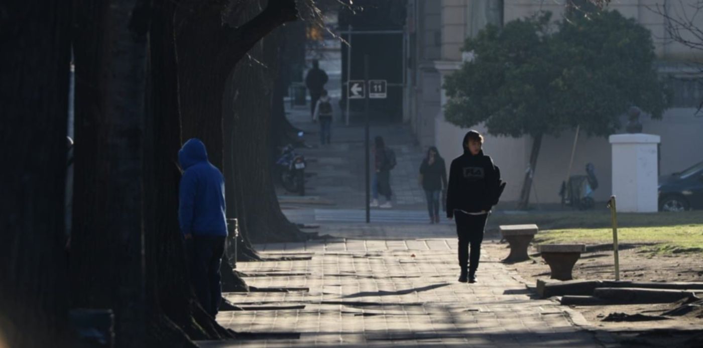 Las bajas temperaturas se hacen sentir en la ciudad y se viene uno de los días más fríos del año