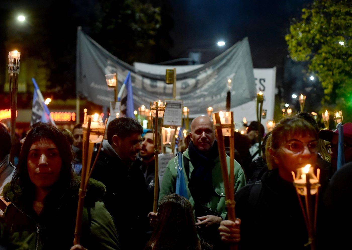 Continúa el reclamo por la educación pública con una marcha de antorchas de la UNLP