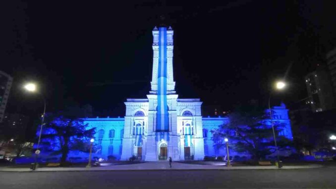 El Palacio Municipal se iluminó con los colores de la bandera argentina