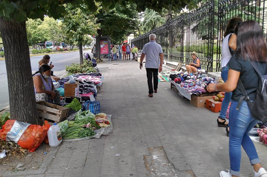 Un informe de la UNLP detalla cómo creció la venta ilegal en la ciudad en los últimos cinco años