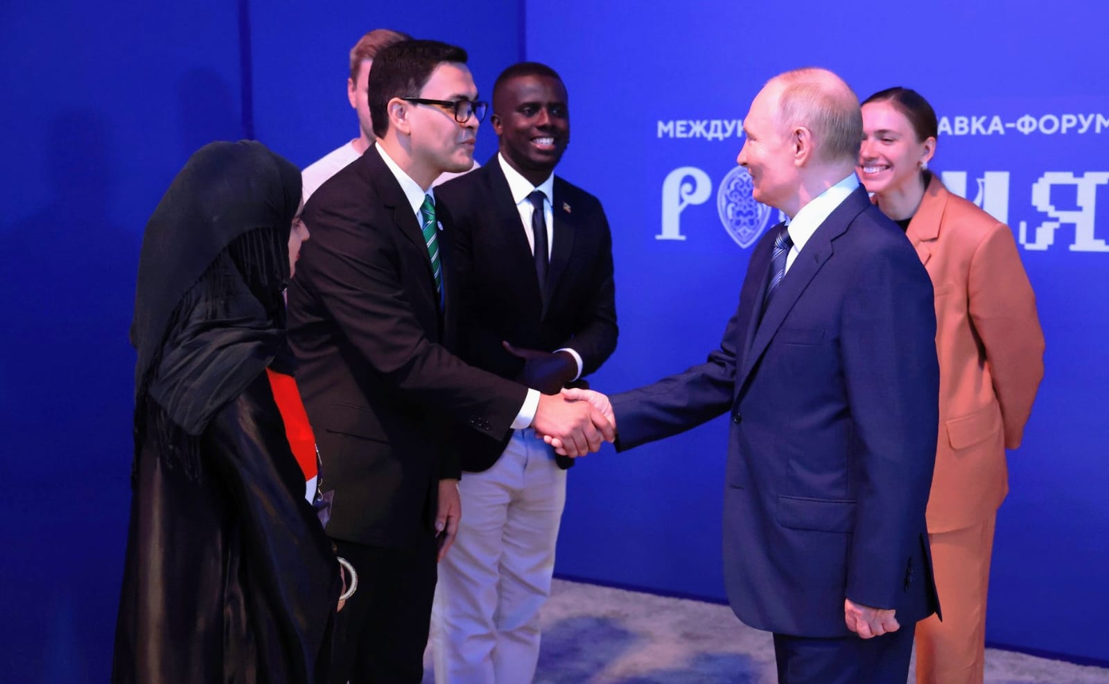 Quien es el jóven argentino que recibió una medalla y diploma de parte de Vladimir Putin