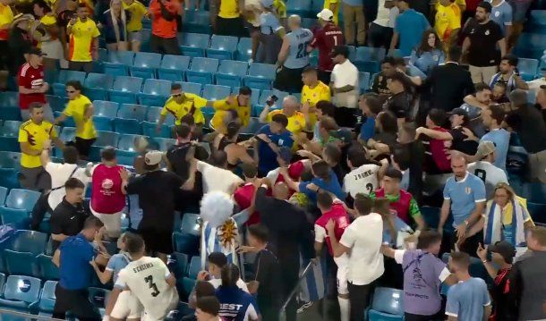 Escándalo: los jugadores de Uruguay terminaron en la tribuna y a las piñas con hinchas de Colombia