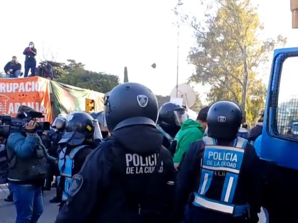 Represión policial en una actividad contra los despidos masivos en el INTI: hay detenidos