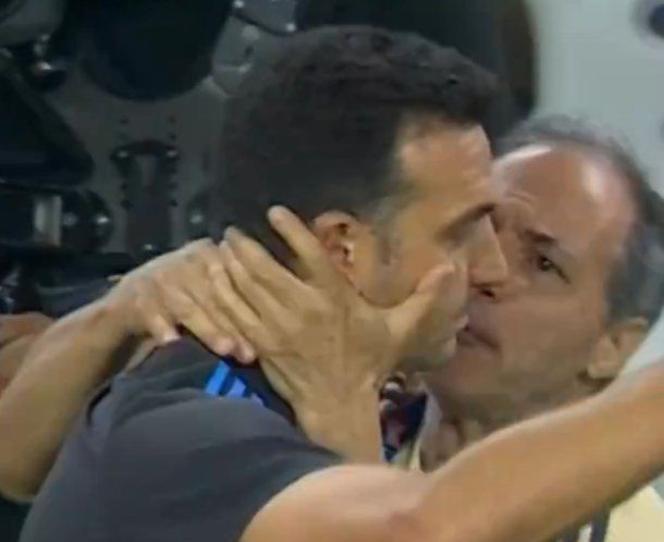 "Dame un beso": el ¿pico? del utilero Marito a Lionel Scaloni tras la clasificación de la Argentina