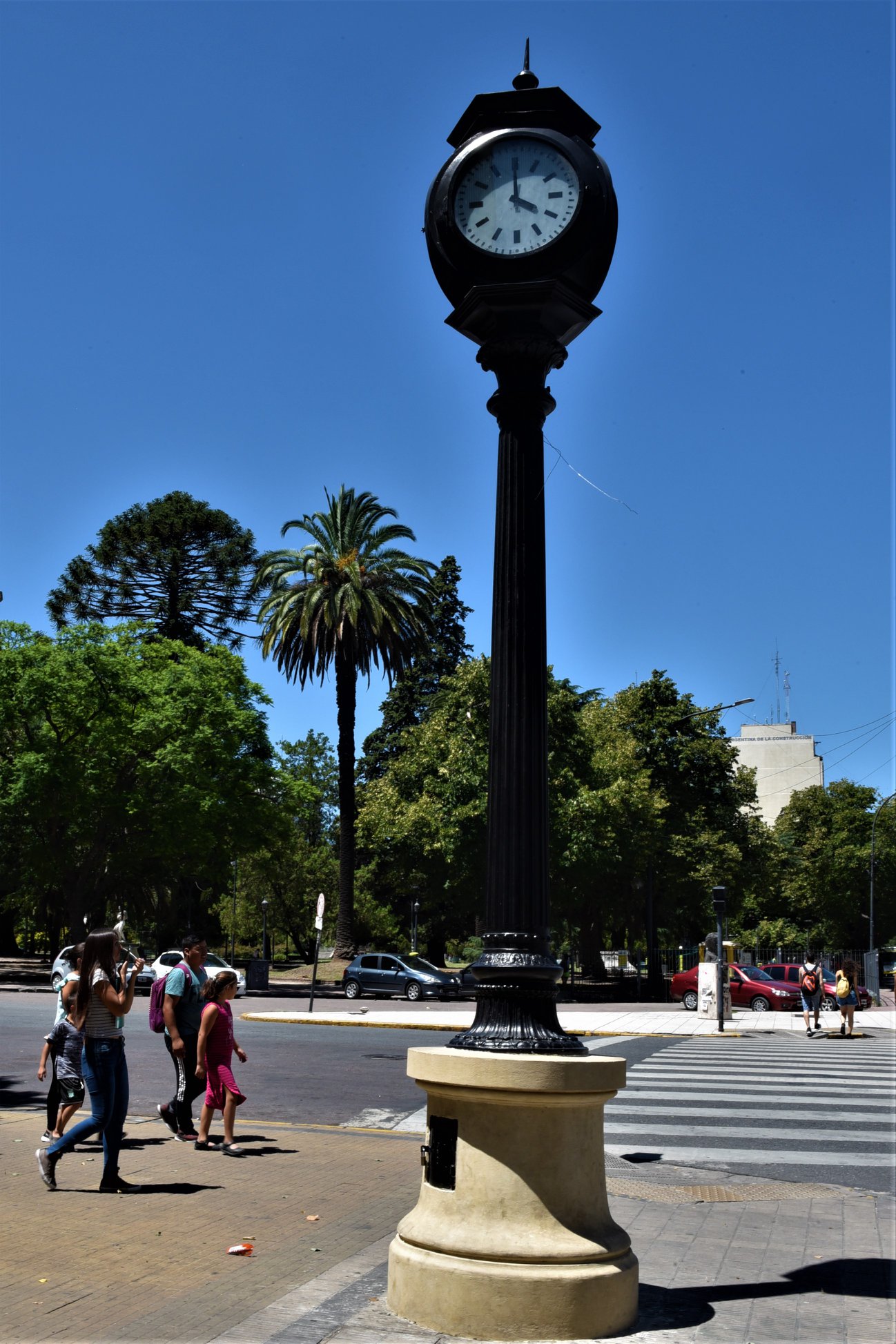 La esquina de 7 y 50 vuelve a marcar el tiempo: se restauró el histórico "Reloj de la Plaza"