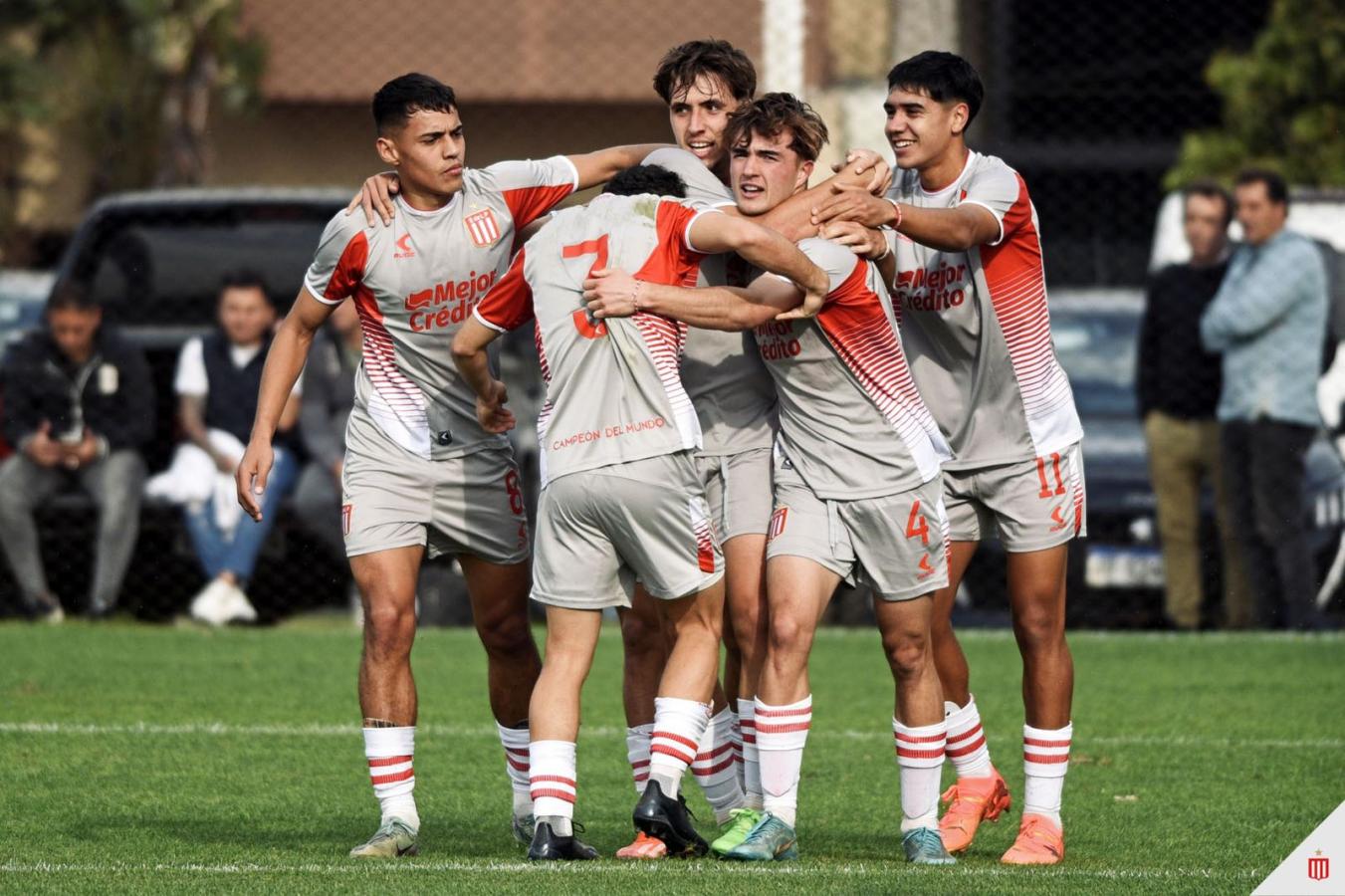 Es el equipo del Narigón: un jugador de la reserva de Estudiantes se hizo pasar por otro para salvarlo de la roja