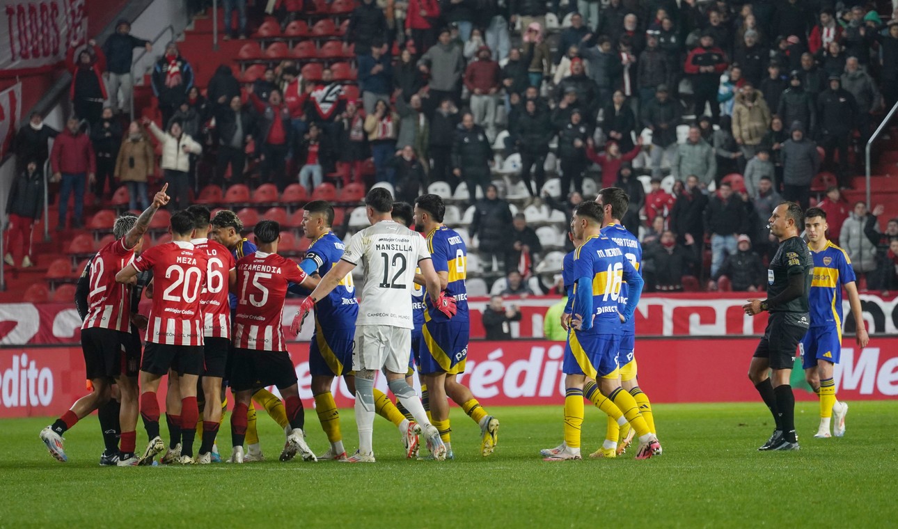 Estudiantes empató con Boca en un partido con final polémico