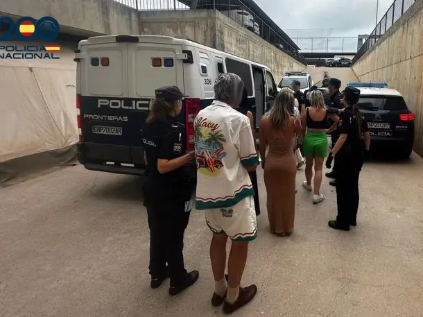Detienen a dos argentinas en Ibiza negarse a pagar 12 mil euros en un restaurante