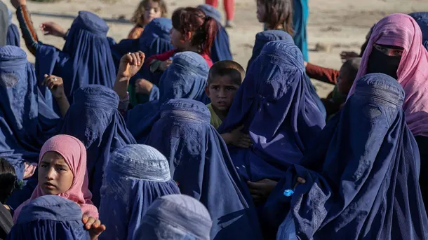 Afganistán: los talibanes prohíben a las mujeres hablar en público
