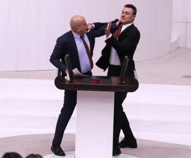 Conmoción en el parlamento de Turquía por una pelea a golpes entre dos legisladores