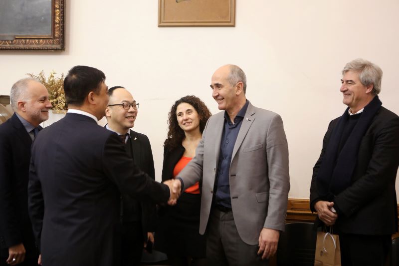 El alcalde de Jiujiang, China, visitó la UNLP