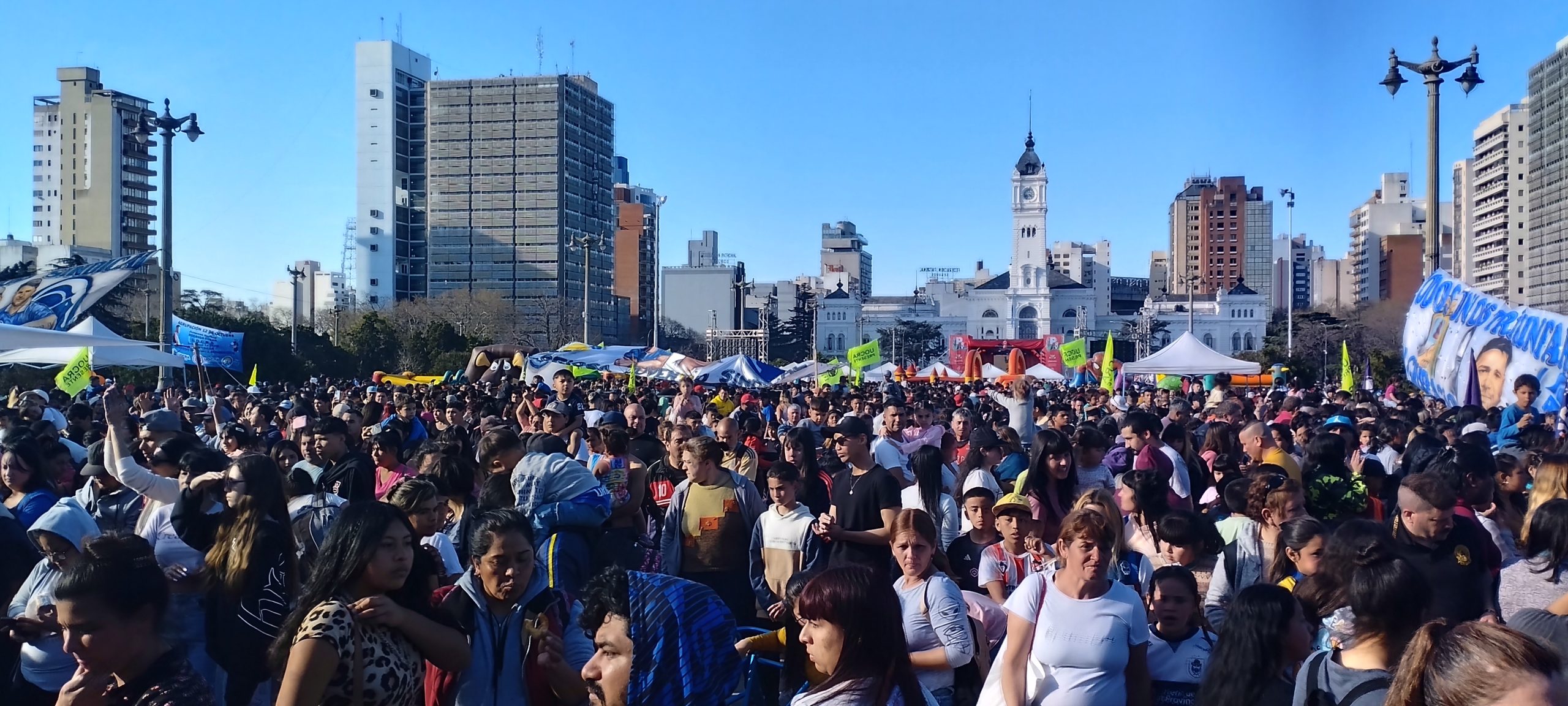La UOCRA celebró el Día de la Niñez en plaza Moreno con más de 20.000 personas