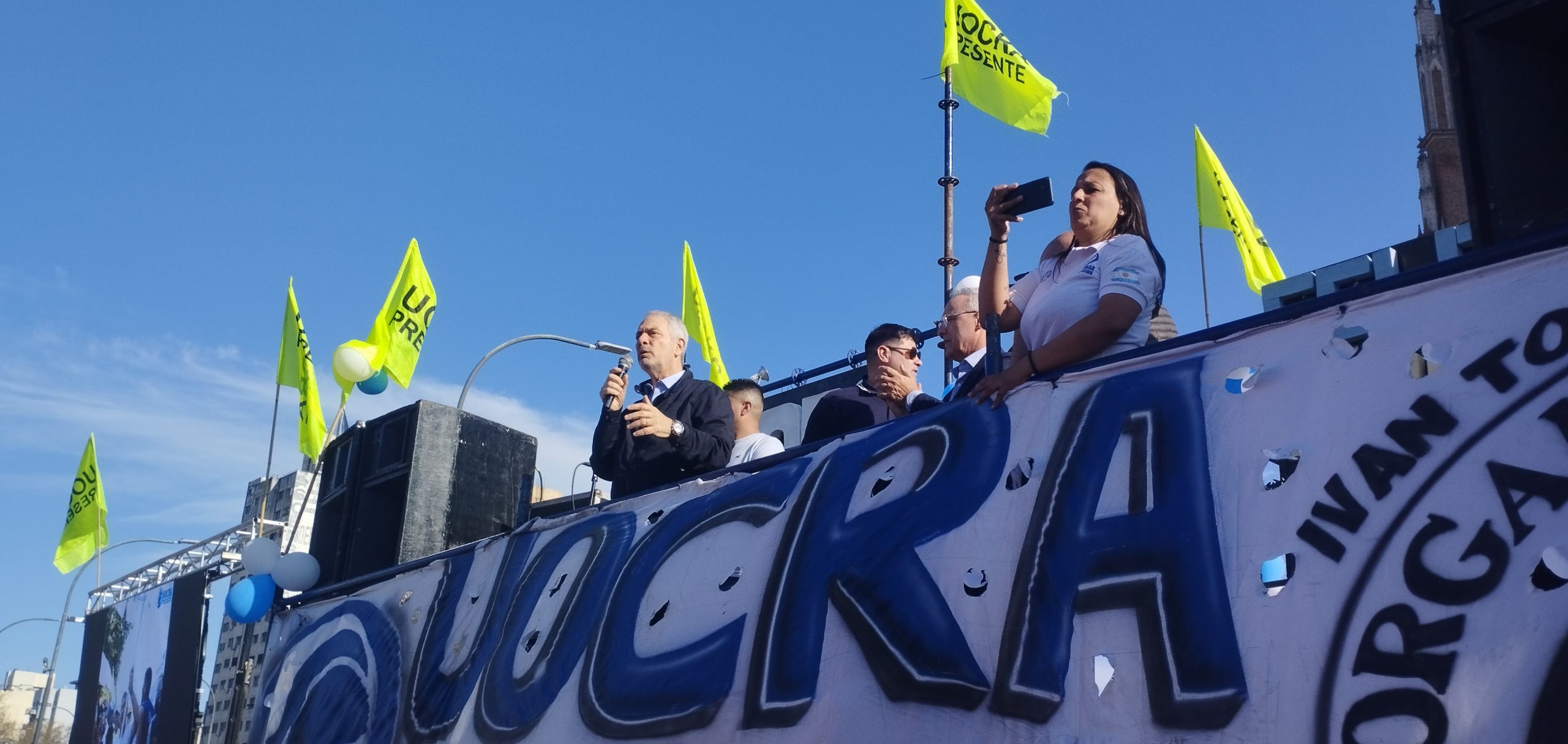 Alak en el multitudinario festejo de plaza Moreno: "Me produce una inmensa alegría ver este tipo de iniciativas"