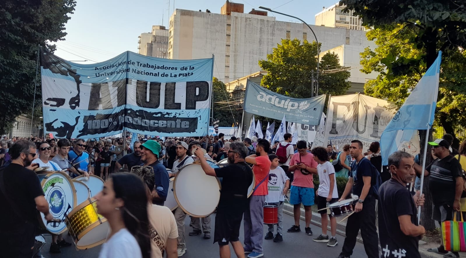 Docentes y trabajadores de la UNLP marchan al Rectorado en defensa de la universidad pública