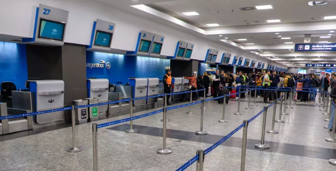 Nuevo paro de pilotos y tripulantes: vuelos cancelados y  pasajeros afectados