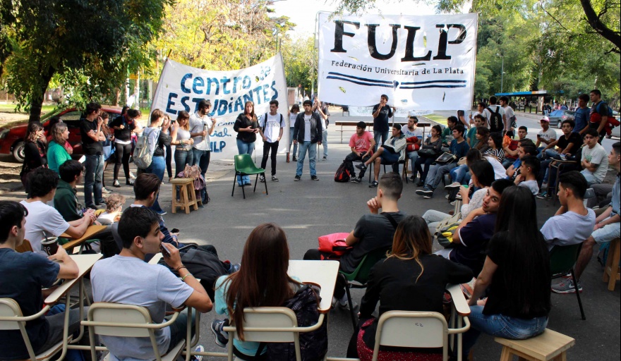 La comunidad educativa de la UNLP intensifica sus protestas con una gran clase pública en el centro de La Plata