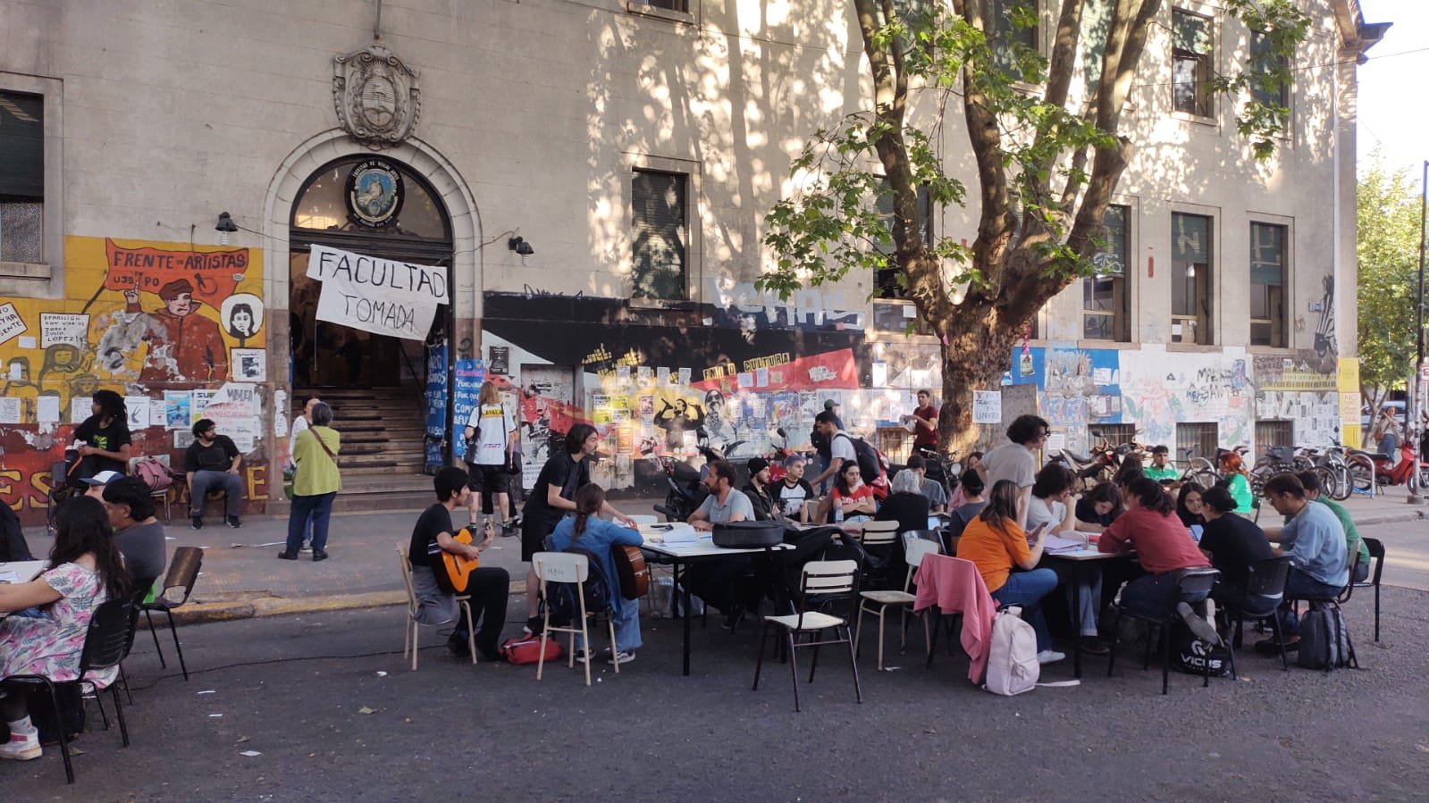 La toma en la Facultad de Artes de la UNLP se intensifica: nueva asamblea para definir el plan de lucha