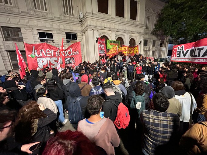 Vigilia estudiantil en el Rectorado de la UNLP en rechazo al veto de Javier Milei