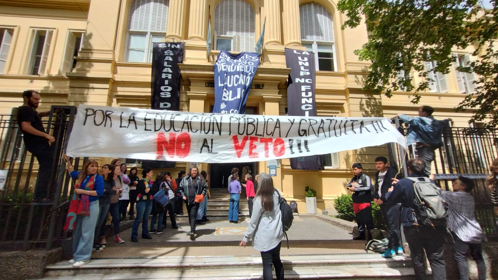 “No al veto”: estudiantes del Liceo toman el colegio en defensa de la educación