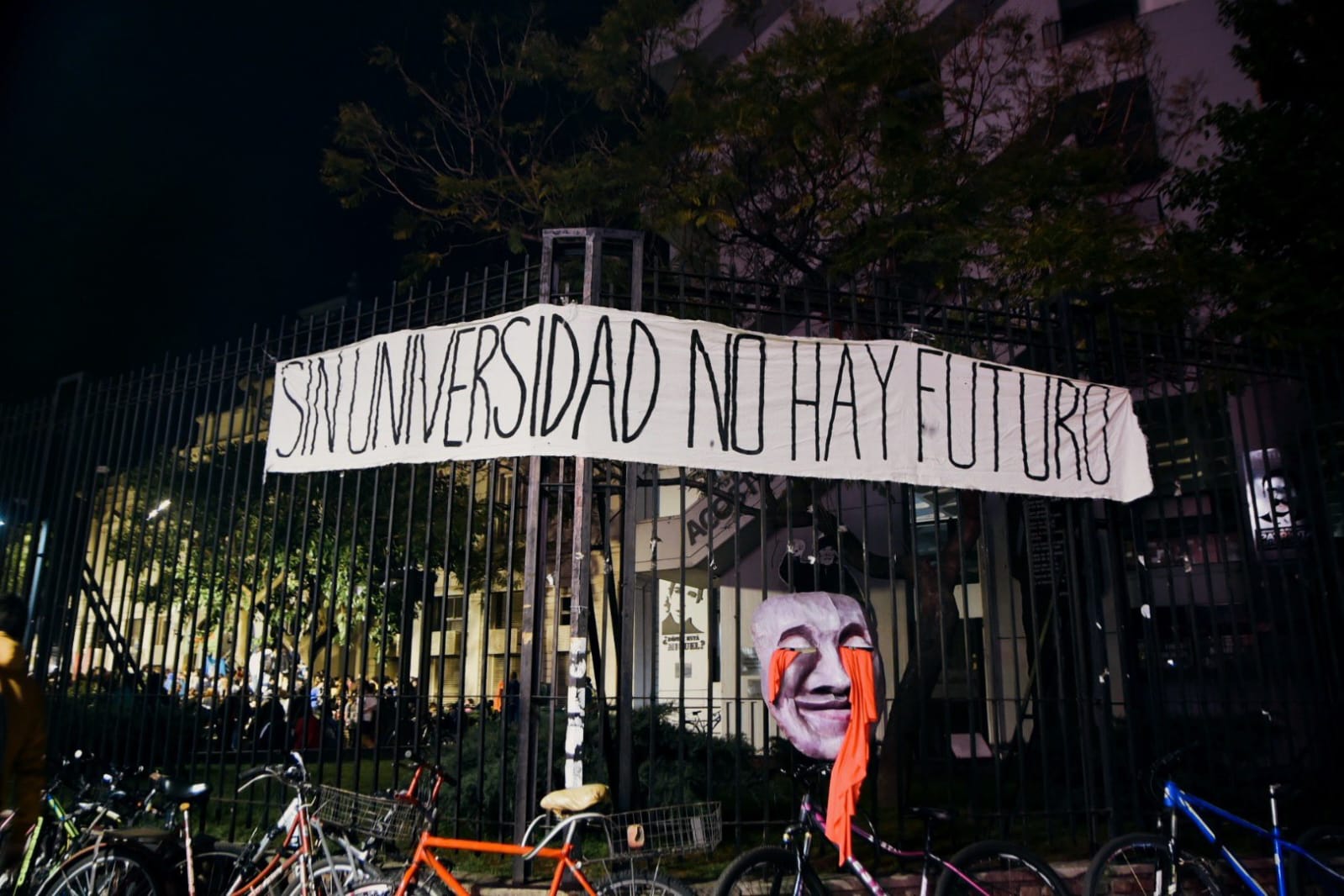 Facultades y colegios de la UNLP sin clases ni actividades por el paro nacional contra el veto
