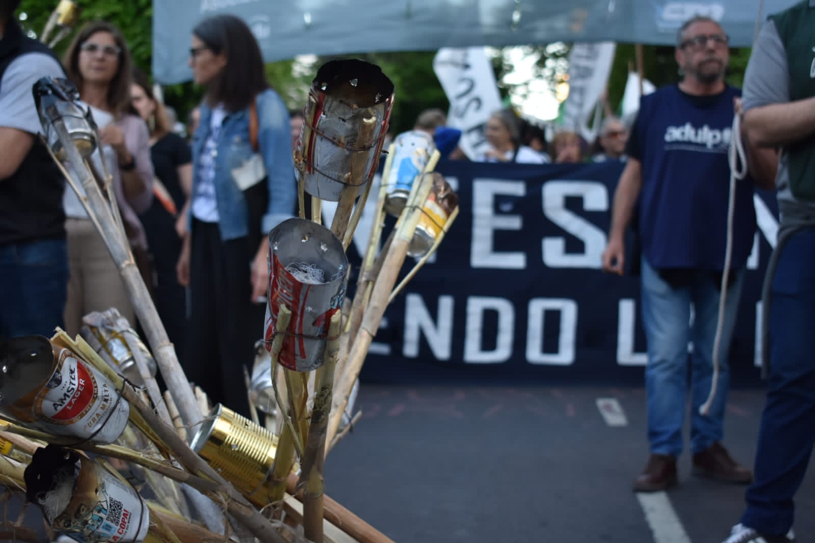 Cientos de antorchas iluminaron La Plata en defensa de la educación pública: mirá las fotos más destacadas