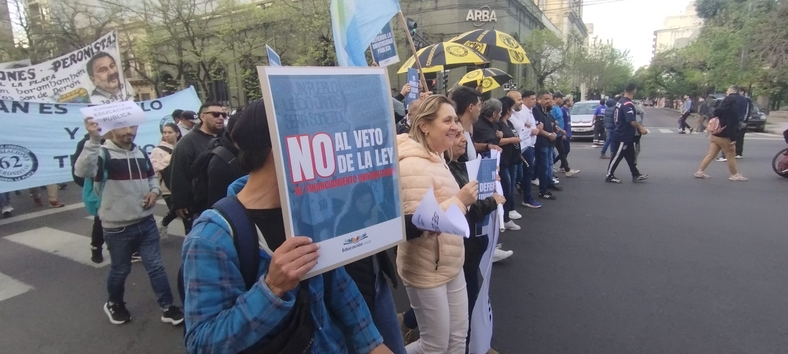 Pre marcha en La Plata: los gremios y   trabajadores salieron a respaldar al sector universitario