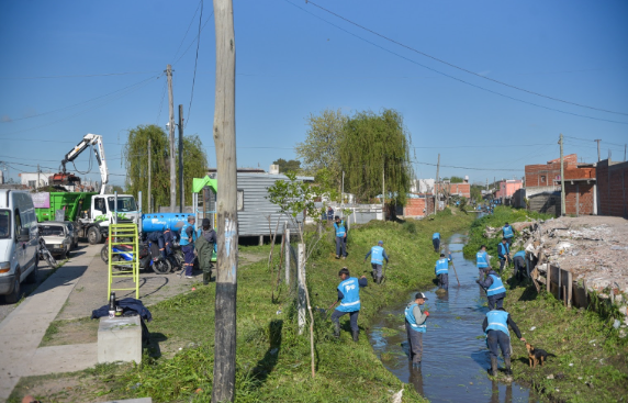 Más de 200 trabajadores participaron de un megaoperativo de saneamiento en el Arroyo Regimiento