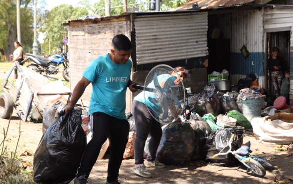 Relocalizan en viviendas a vecinos que vivían en un espacio verde en la entrada de la ciudad